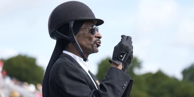 US-Rapper Snoop Dogg mischt Olympia 2024 in Paris als Fan auf. Hier verfolgt er ein Wettkampf der Reiter vor Ort. Olympia 2024
