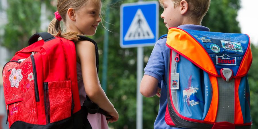 Zögern Kinder am Zebrastreifen, die Strasse zu überqueren, sollten Autofahrer ruhig abwarten und auf keinen Fall Handzeichen geben.