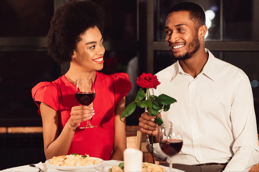 frau und mann, date, rose für die frau, wein