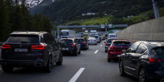 Fast zwei Stunden - Reiseverkehr führt erneut zu Stau am Gotthard