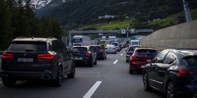 Vor dem Gotthard-Südportal bildete sich am Sonntag ein langer Stau. (Archivbild) gotthard