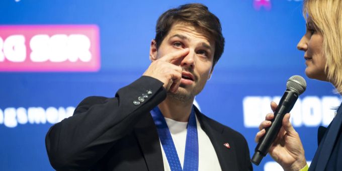 Nati-Star Kevin Fiala bricht bei der Medaillenfeier nach der Eishockey-WM ein Interview ab. Eishockey WM