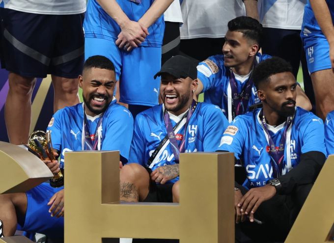 Neymar erholt sich aktuell von einem Kreuzbandriss. Den Cupsieg von Al-Hilal feierte er dennoch mit seinen Teamkollegen. Neymar