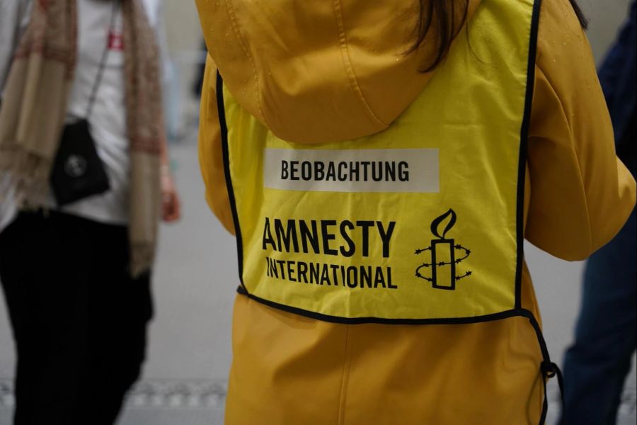 Auch die Menschenrechtsorganisation Amnesty International ist vor Ort.