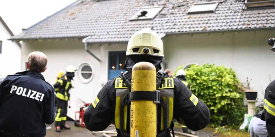 Feuerwehr und Polizei sichern einen Einsatzort in Bad Münstereifel.