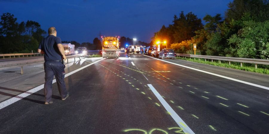 Strassenmarkierungen zeigen in Epfendorf den Weg des Unfallautos. Die Polizei ermittelt.