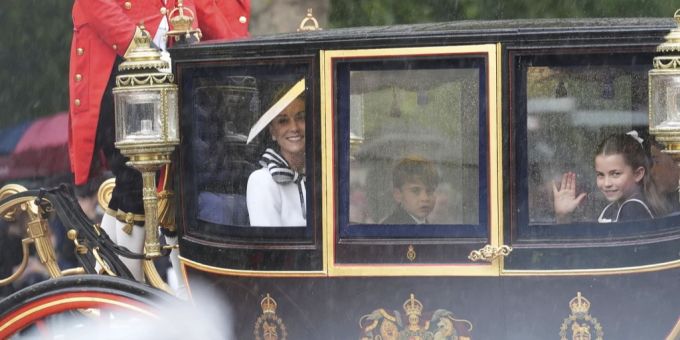 Prinzessin Kate in der Kutsche mit ihren Kindern. Prinzessin Kate