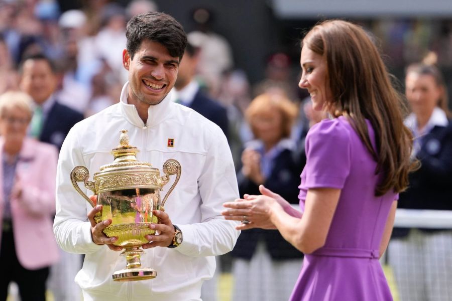 Carlos Alcaraz gewann nach den French Open auch Wimbledon und bekam den Siegerpokal von Prinzessin Kate.