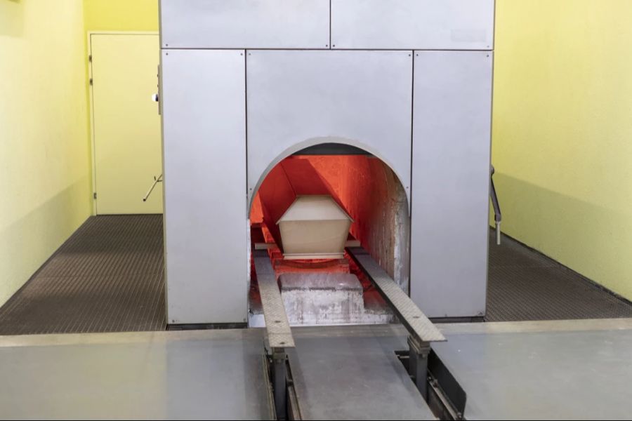 Das Krematorium nimmt dadurch viel Geld ein und spendet die Erlöse.