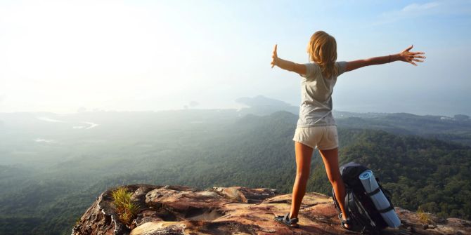 Reisende Frau auf Berg