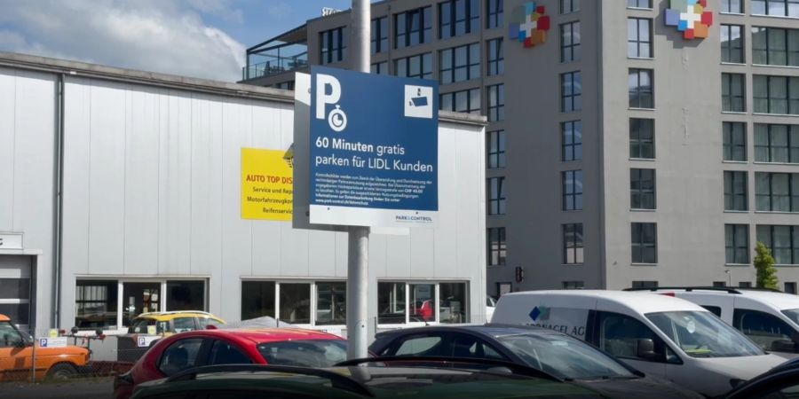 Auf dem Parkplatz darf man 60 Minuten gratis parkieren.