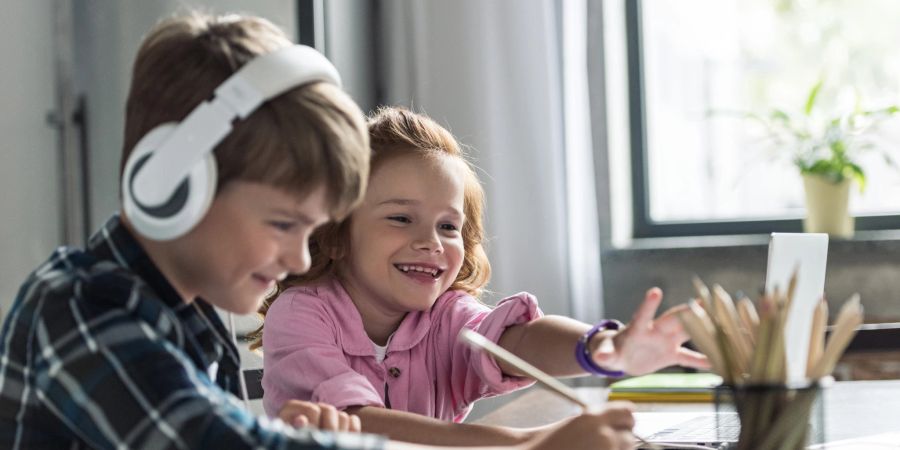 Zwei Kinder bei den Hausaufgaben