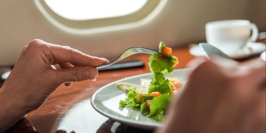 Salatteller Hände Flugzeug Kaffeetasse