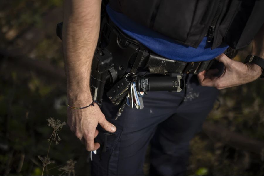 Ein Zürcher Polizist steht unter Verdacht, Gegenstände aus einem versiegelten Haus gestohlen zu haben. (Symbolbild)