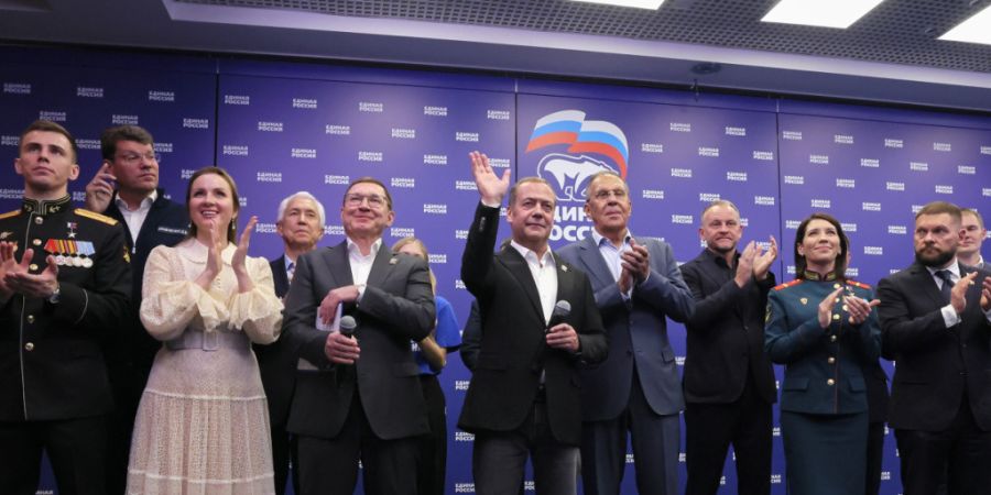 Auf diesem von der staatlichen russischen Nachrichtenagentur Sputnik via AP veröffentlichten Foto stehen der stellvertretende Vorsitzende des russischen Sicherheitsrates und Vorsitzend...