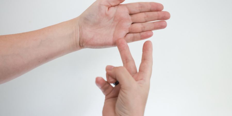 Gehörlose Menschen sind in der Kommunikation mit Ärztinnen und Ärzten auf Übersetzungen in Gebärdensprache angewiesen. Wenn sie dafür zahlen müssen, bedeutet dies eine Diskrimini...