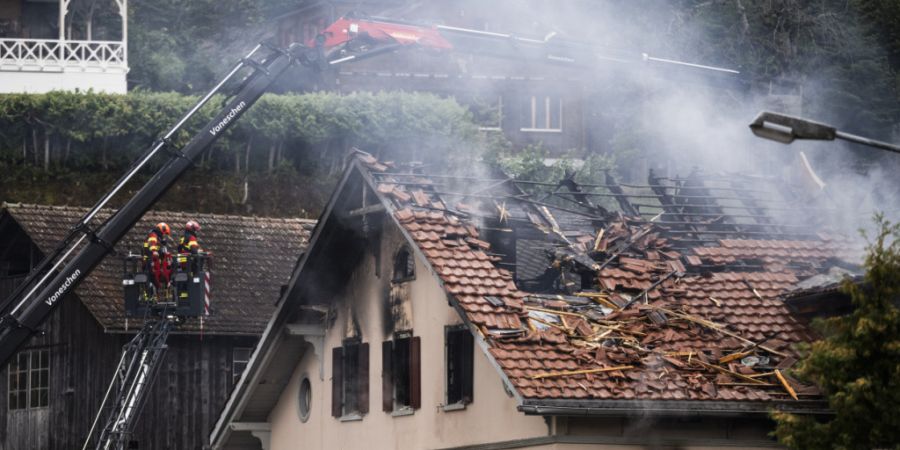 Beim Grossbrand in Thusis starben vier Menschen. Inzwischen ist im Zusammenhang mit dem Brand der Beschuldigte aus der U-Haft entlassen worden.