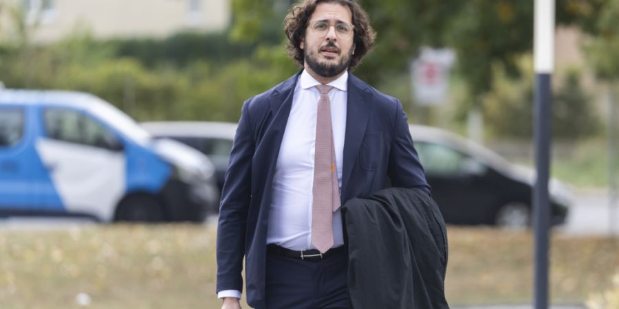 Der Anwalt des Angeklagten, Albert Habib, bei seiner Ankunft am Dienstag vor dem Gericht in Renens VD bei Lausanne.