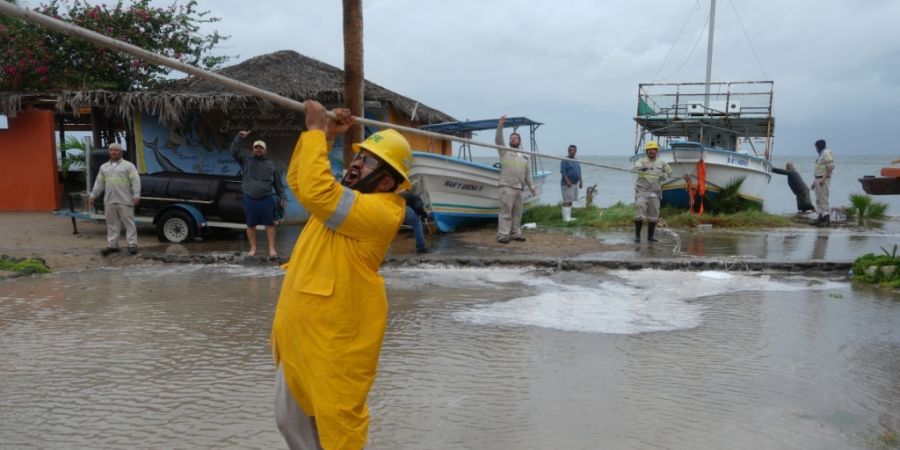 dpatopbilder - Arbeiter ziehen ein Boot an Land, während sich der Hurrikan Polo Puerto San Carlos im Bundesstaat Baja California Sur, nähert. Foto: Eduardo Verdugo/AP/dpa