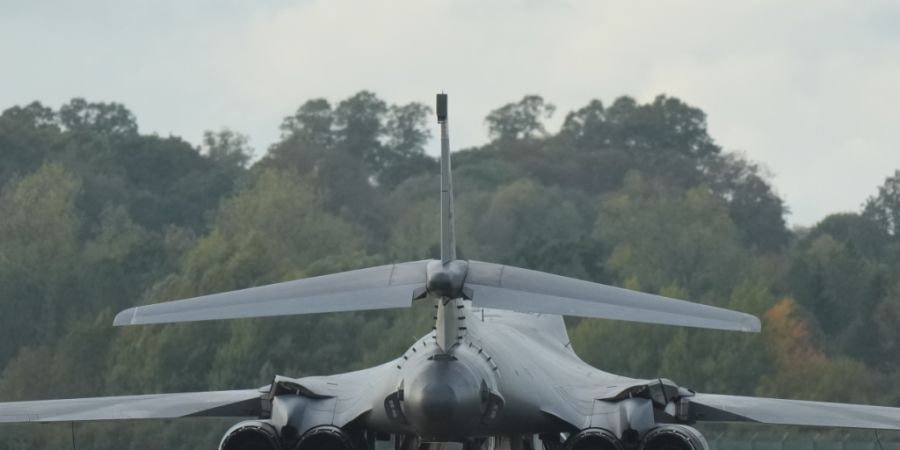 B1-Bomber der US-Luftwaffe ist auf dem Militärstützpunkt RAF Fairford zu sehen. In Großbritannien stehen fünf Männer, die außerhalb des von der US-Luftwaffe genutzten britischen M...