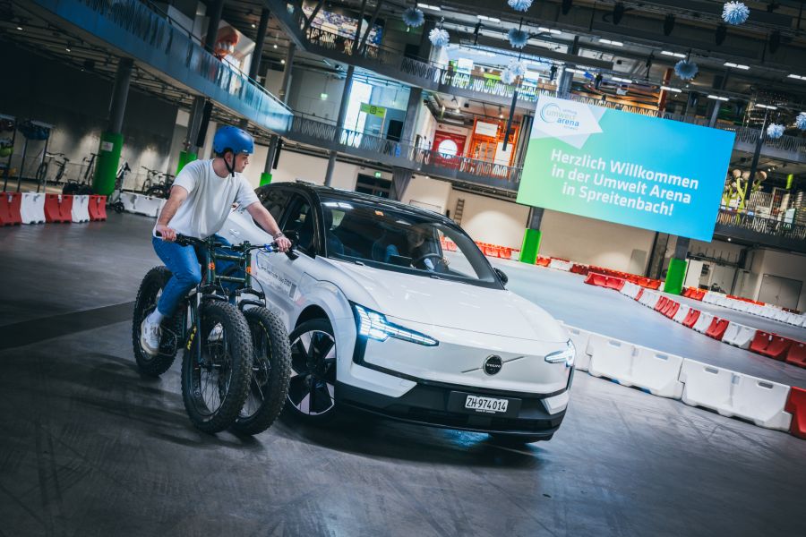 Auf dem Indoor-Parcours kann ihr Team zur Testfahrt antreten.
