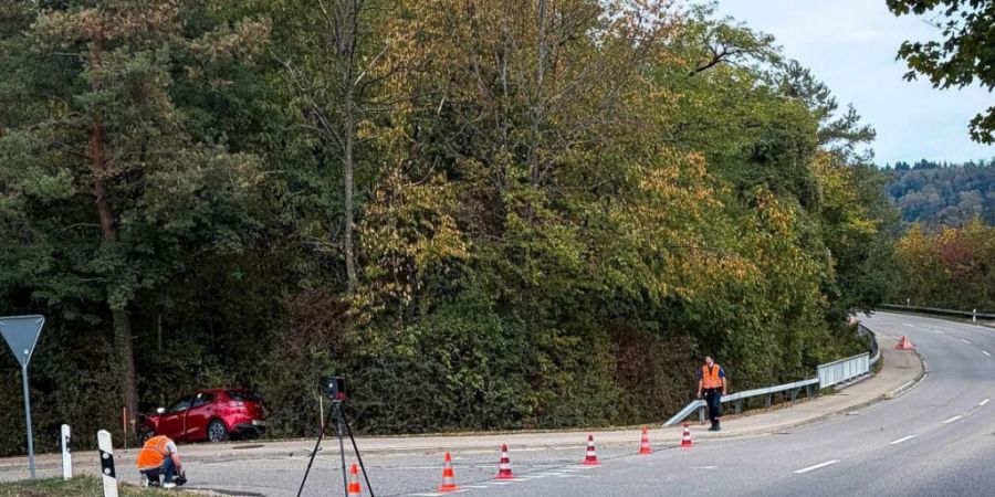 Bei Grafstal wollte ein 84-jähriger Autofahrer einen Fahrschulbus überholen. Das Überholmanöver endete im Spital.
