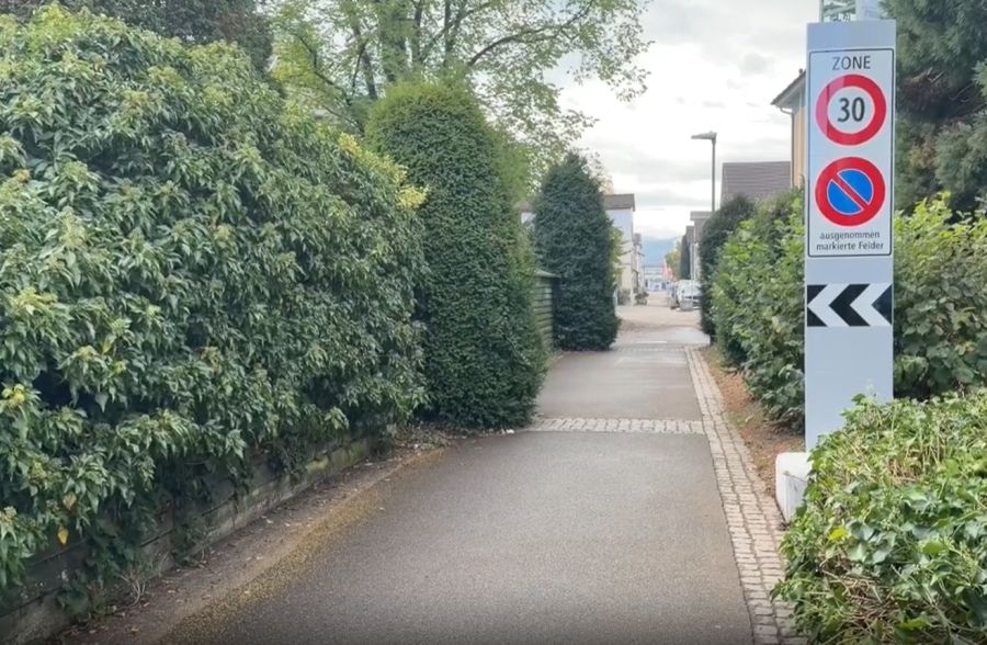 Dieses Schild in der Speerstrasse zwischen Bahnhof- und Lerchenfeldstrasse sorgt in Wil SG für Diskussionen.