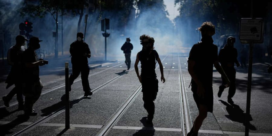 dpatopbilder - Bei einer Demonstration gegen unterfinanzierte Schulen rennen Schüler vor Tränengas weg. Seit Tagen protestieren Schülerinnen und Schüler an den Oberschulen. Foto: La...