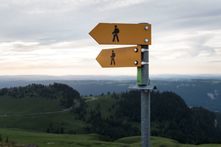 Wegweiser ohne weitere Angaben können einfacher wiederverwendet werden – bei Umleitungen oder Anpassungen der Streckenführung.