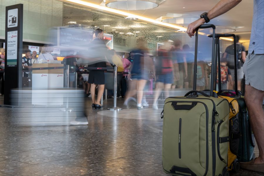Wer sein Gepäck am Flughafen Zürich unbeaufsichtigt lässt, riskiert eine Busse.