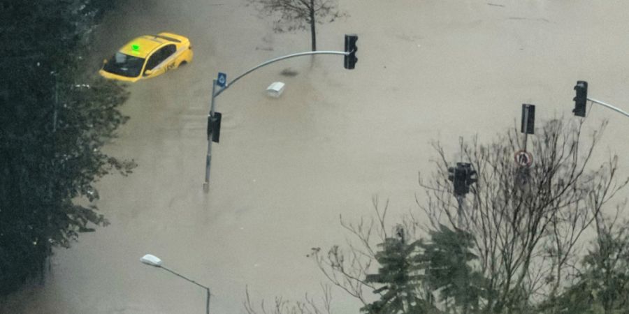 Fahrzeuge bleiben während starker Regenfälle auf einer teilweise überfluteten Straße in Istanbul liegen. Foto: Egecan Ozguner/AP/dpa