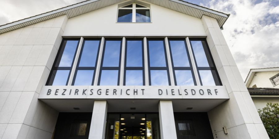 Wegen einer antisemitischen Kurzgeschichte müssen sich am Mittwoch zwei Senioren vor dem Bezirksgericht Dielsdorf verantworten. (Archivbild)