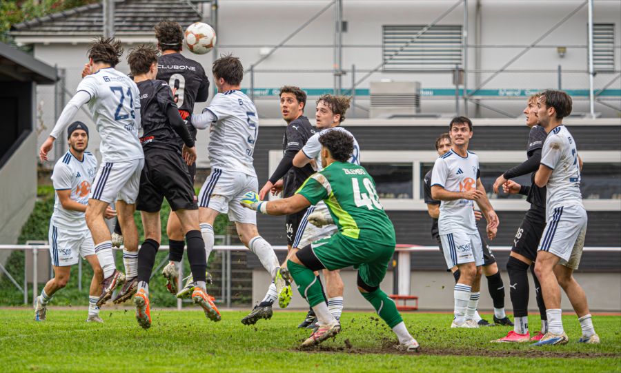 Da war die Welt für Köniz noch in Ordnung: Crupi (9) trifft per Kopf zum 1:0.
