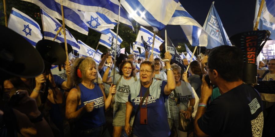 Im Vorfeld der israelischen Parlamentswahlen am 27. Oktober versammeln sich Israelis, um die Einrichtung einer unabhängigen staatlichen Untersuchungskommission zu den von der Hamas ang...