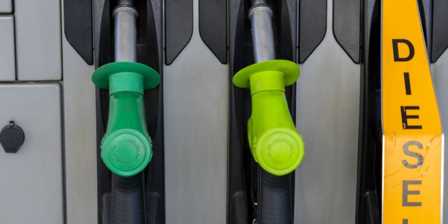 Die Treibstoffpreise sind in der Schweiz zuletzt leicht gesunken. Zum Beispiel sank der durchschnittliche Preis für einen Liter Bleifrei 95 laut den Daten des TCS um 1,4 Prozent auf 2,...