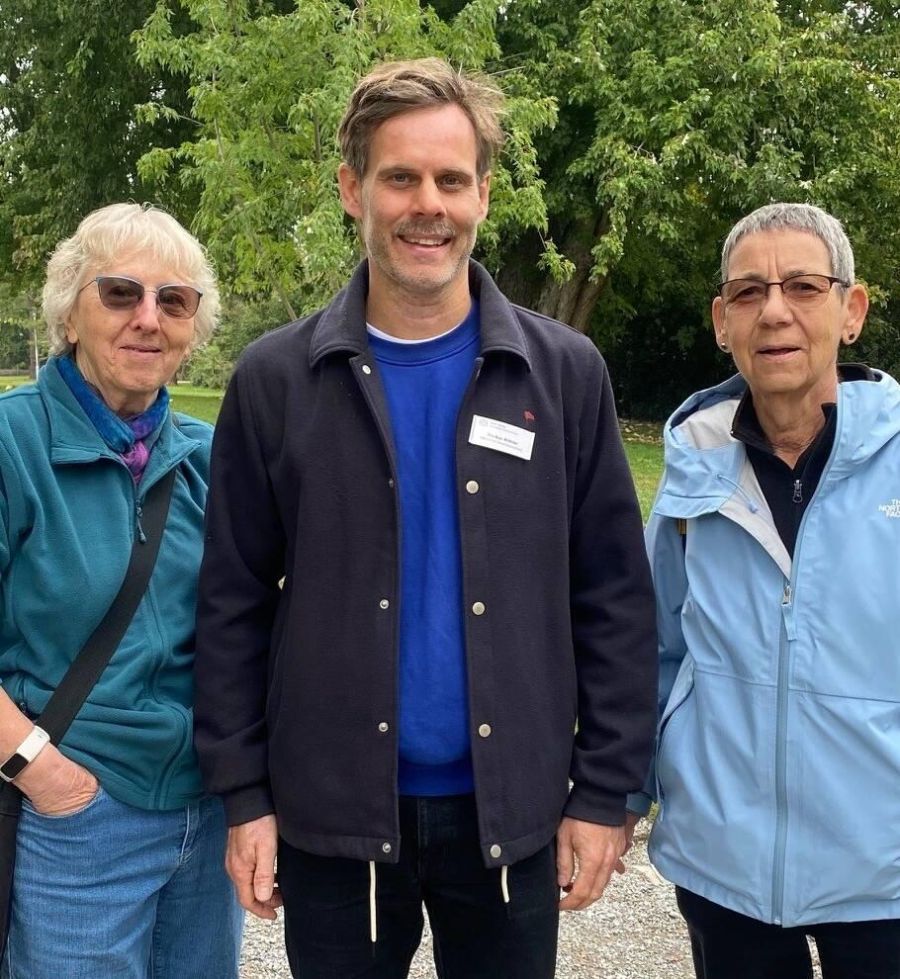 Die Quartierbewohnerinnen Margrit Züger (l.) und Marie Louise Friedez wandten sich mit ihrer Idee an den städtischen Mitarbeiter Markus Bühler.