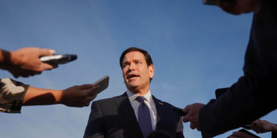 ARCHIV - US-Außenminister Marco Rubio spricht vor dem Einsteigen in ein Flugzeug mit der Presse. Foto: Mark Schiefelbein/Pool AP/dpa (Archivbild)