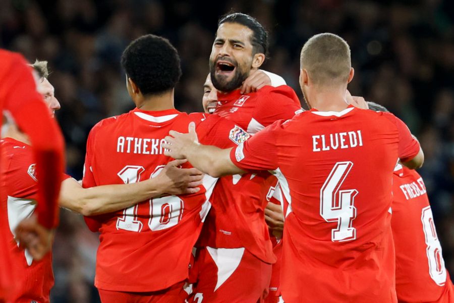 Emotionen pur: Ricardo Rodriguez lässt sich nach seinem Freistoss-Tor von den Teamkollegen feiern.
