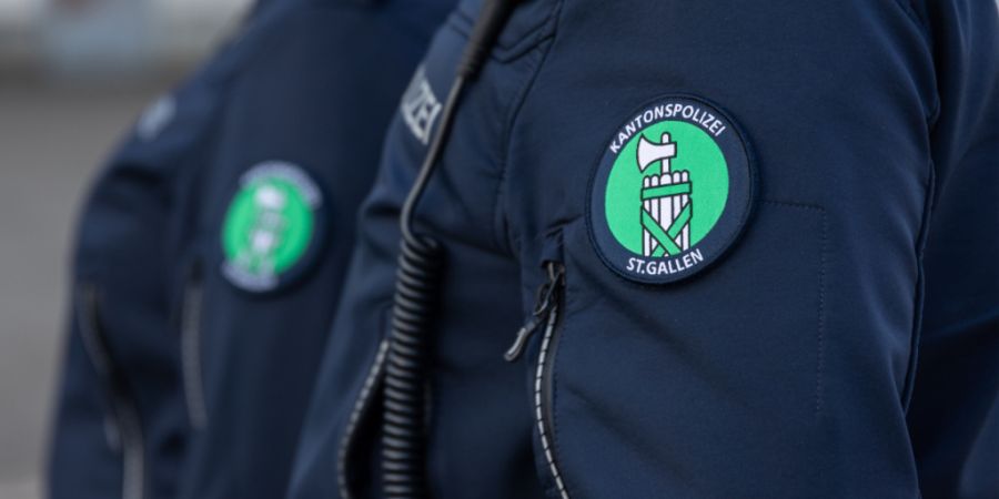 Ein Polizist der Kantonspolizei St. Gallen verletzte sich bei einer Verfolgungsjagd durch Wil. (Symbolbild)