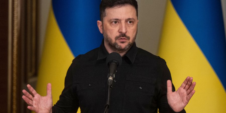 ARCHIV - Wolodymyr Selenskyj, Präsident der Ukraine, spricht während eines Briefings. Foto: Danylo Antoniuk/AP/dpa/Archivbild