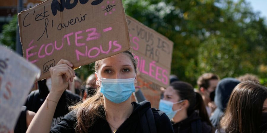 Eine Schülerin hält bei einer Demonstration gegen unterfinanzierte Schulen ein Schild mit der Aufschrift «Wir sind die Zukunft, hört uns zu!». Seit Tagen protestieren Schülerinnen...