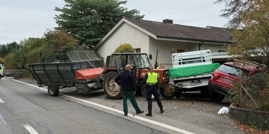 Ein 78-jähriger Traktorfahrer hatte gemäss Polizei wohl ein medizinisches Problem: Er prallte in Lenzburg AG gegen einen parkierten Lieferwagen.