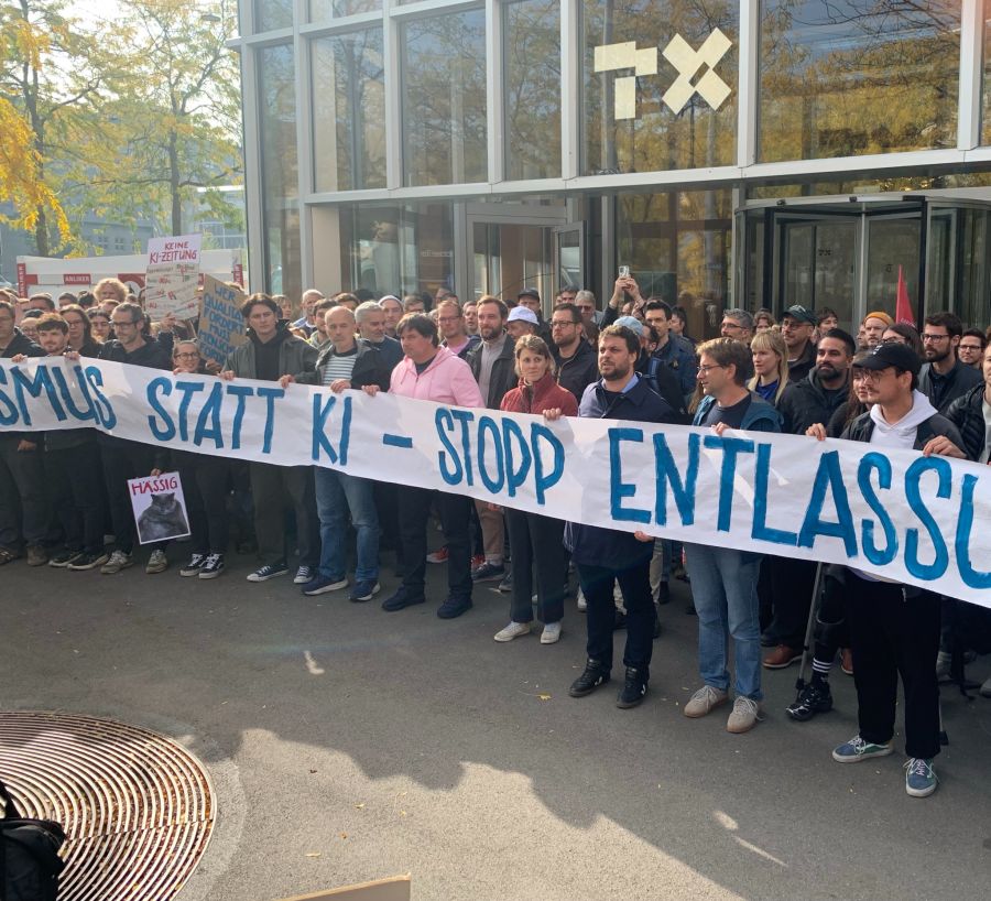 Die Journalisten fordern einen Entlassungsstopp.