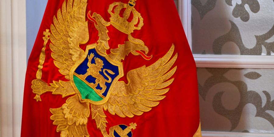 ARCHIV - Die Flagge mit dem Wappen von Montenegro, aufgenommen in der Villa Gorica während des Besuchs der deutschen Außenministerin Baerbock. Foto: Soeren Stache/dpa/Archivbild