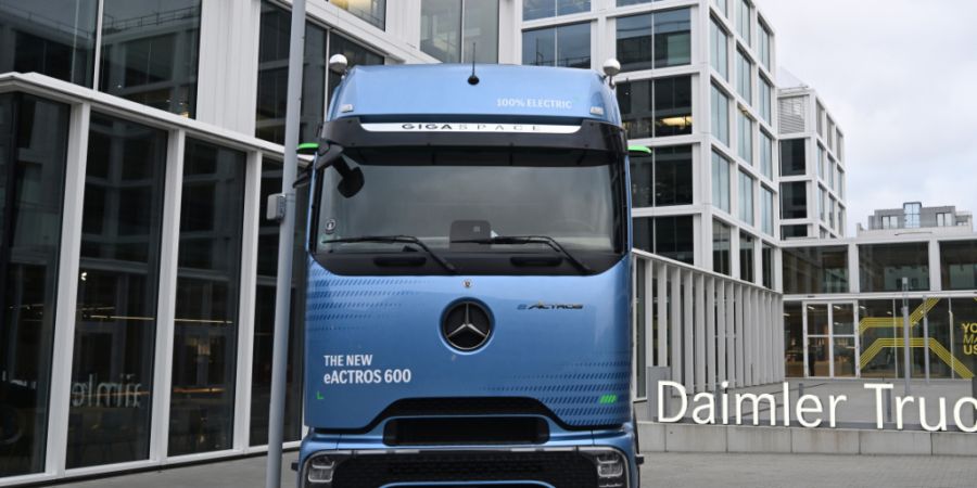 Daimler Truck hat im dritten Quartal deutlich mehr Lastwagen verkauft als im Vorjahr. Besonders stark legte der Absatz in Nordamerika zu. (Archivbild)