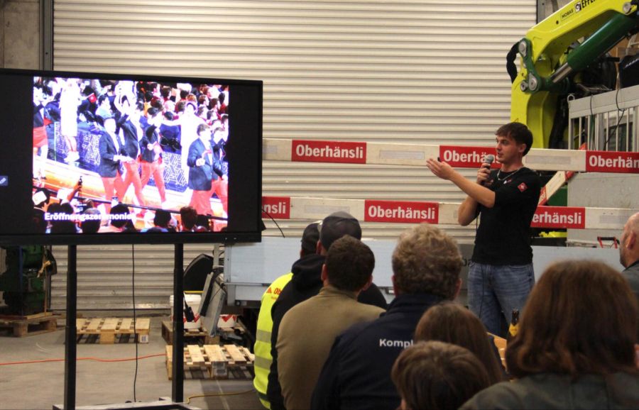 Robin Hollenstein gibt den Mitarbeitenden Einblick in die WorldSkills.