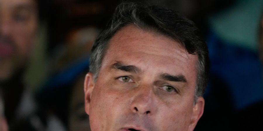 Der Präsidentschaftskandidat der Opposition, Senator Flavio Bolsonaro, hält nach der Stichwahl um das Präsidentenamt eine Rede. Foto: Eraldo Peres/AP/dpa