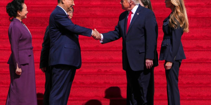 US-Präsident Donald Trump (2.v.r) gibt auf den Stufen des National Archives Museum dem chinesischen Präsidenten Xi Jinping die Hand, während First Lady Melania Trump (r) und Chinas F...