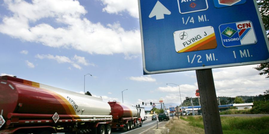 Die hohen Treibstoffpreise in den USA verteuern den Transport von Waren und die Landwirtschaft. (Archivbild)