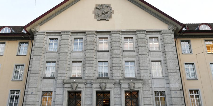 Ein 21-jähriger Motorradfahrer steht am Donnerstagnachmittag vor dem Bezirksgericht Zürich. Er soll mit gefährlichen Manövern andere Verkehrsteilnehmer gefährdet haben. (Symbolbild)